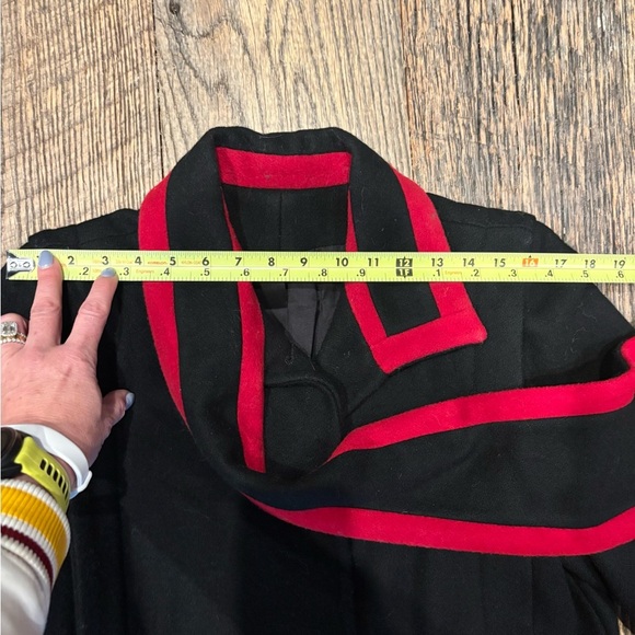 Vintage Projections Elegant Black Coat with Red Accents 100% wool - Picture 6 of 9